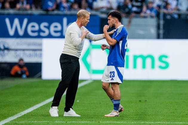 2 Soccer Bundesliga FC Schalke 04 SV Darmstadt 98 20 09 2024 Karel Geraerts Coach Schalke 04 coaches Mehmen Can Aydin Schalke 04, 23 2 Soccer Bundesliga FC Schalke 04 SV Darmstadt 98 Gelsenkirchen, VELTINS Arena on 20 09 2024 DFL REGULATIONS PROHIBIT ANY USE OF PHOTOGRAPHS AS IMAGE SEQUENCES AND OR QUASI VIDEO Copyright: xBEAUTIFULxSPORTS Wunderlx