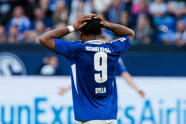 2 Soccer Bundesliga FC Schalke 04 SV Darmstadt 98 20 09 2024 Moussa Sylla FC Schalke 04, 9 beats his hands over his head, frustrated 2 Soccer Bundesliga FC Schalke 04 SV Darmstadt 98 Gelsenkirchen, VELTINS Arena on 20 09 2024 DFL REGULATIONS PROHIBIT ANY USE OF PHOTOGRAPHS AS IMAGE SEQUENCES AND OR QUASI VIDEO Copyright: xBEAUTIFULxSPORTS Wunderlx