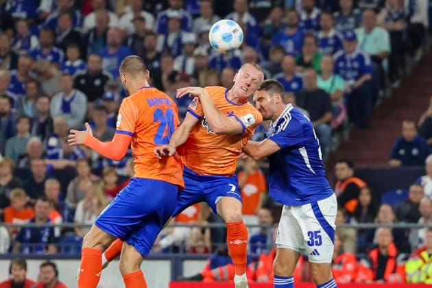 Aleksandar Vukotic SV Darmstadt 98 , Isac Lidberg SV Darmstadt 98 and Marcin Kaminski FC Schalke 04 battle for the ball, 2 Bundesliga, FC Schalke 04 vs SV Darmstadt 98, Veltins Arena, September 20, 2024 in Gelsenkirchen, Germany Photo by Marco Steinbrenner DeFodi Images Aleksandar Vukotic SV Darmstadt 98 , Isac Lidberg SV Darmstadt 98 and Marcin Kaminski FC Schalke 04 battle for the ball, 2 Bundesliga, FC Schalke 04 vs SV Darmstadt 98, Veltins Arena, September 20, 2024 in Gelsenkirchen, Germany Photo by Marco Steinbrenner DeFodi Images DFB DFL REGULATIONS PROHIBIT ANY USE OF PHOTOGRAPHS AS IMAGE SEQUENCES AND OR QUASI VIDEO Defodi 700 schalke darm 20240920 068 Defodi-700 DFB DFL REGULATIONS PROHIBIT ANY USE OF PHOTOGRAPHS AS IMAGE SEQUENCES AND OR QUASI-VIDEO.