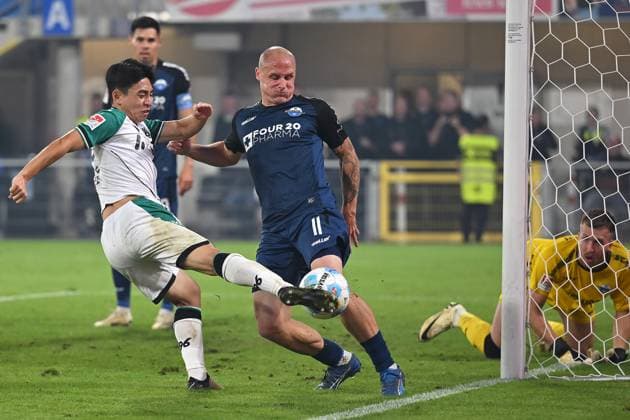 Paderborn, Home Deluxe Arena, 20 09 24, GER, Herren, 2 Bundesliga, Saison 2024 2025, SC Paderborn 07 Hannover 96 Bild v li Hyun Ju LEE Hannover und Sven MICHEL Paderborn Only for editorial use DFL regulations prohibit any use of photographs as image sequences and or quasi video NRW Deutschland