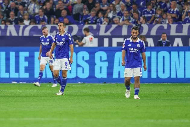20 09 2024, Football, Season 2024 2025, 2 Bundesliga, Matchday 5, FC Schalke 04 SV Darmstadt 98, f l Ron Schallenberg FC Schalke 04 , Amin Younes FC Schalke 04 Gelsenkirchen Veltins Arena NRW Germany xRHR PHOTO TRx Copyright: TimxRehbein RHR-FOTOx RHR-FOTO TR
