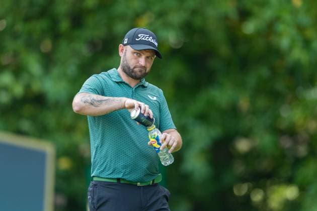 Andy Sullivan of England mixes himself a drink on the 16th hole during round 2 of the BMW PGA, Golf Herren Championship at the Wentworth Golf Club, Virginia Water, England on 20 September 2024. Copyright: xGrantxWinterx 41780285