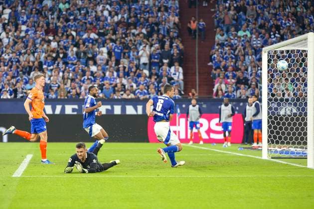Gelsenkirchen, Germany, 20 09 24 Ron Schallenberg FC Schalke 04 scores the goal to make it 3 0 during the 2 Bundesliga match between FC Schalke 04 and SV Darmstadt 98 at Veltins Arena Gelsenkirchen Veltins Arena North Rhine Westphalia Germany Copyright: xBrauer-Fotoagenturx xAdrianxSchlx