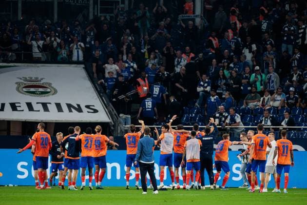 2 Soccer Bundesliga FC Schalke 04 SV Darmstadt 98 20 09 2024 The players of SV Darmstadt 98 celebrate the victory in the curve 2 Soccer Bundesliga FC Schalke 04 SV Darmstadt 98 Gelsenkirchen, VELTINS Arena on 20 09 2024 DFL REGULATIONS PROHIBIT ANY USE OF PHOTOGRAPHS AS IMAGE SEQUENCES AND OR QUASI VIDEO Copyright: xBEAUTIFULxSPORTS Wunderlx