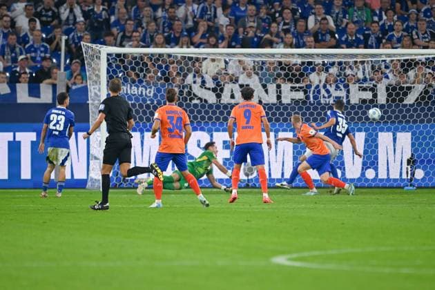 20 09 2024, Football, 2 Bundesliga, Matchday 29 Season 2024 2025, FC Schalke 04 SV Darmstadt, Isac Lidberg SV Darmstadt 98 scores the goal to make it 2 3 for Darmstadt Gelsenkirchen Veltins Arena Nordrhein Westfalen Germany xRHR PHOTO TKx Copyright: RHR-FOTOx RHR-FOTO TK
