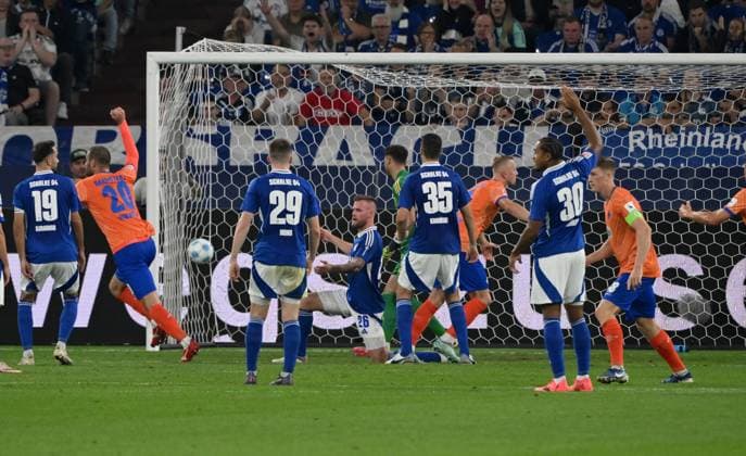 Isac Lidberg SV Darmstadt 98 , back 3 v right , scores the goal for 3 4 20 09 2024, Soccer 2 Bundesliga, Matchday 6, Season 2024 2025 FC Schalke 04 SV Darmstadt 98 3 5 Gelsenkirchen Veltins Arena Nordrhein Westfalen Germany Team2