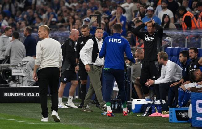 Karel Geraerts head coach FC Schalke 04 , left , and Marc Wilmots sports director Schalke 04 , mi , after the 3 5 20 09 2024, Soccer 2 Bundesliga, Matchday 6, Season 2024 2025 FC Schalke 04 SV Darmstadt 98 3 5 Gelsenkirchen Veltins Arena North Rhine-Westphalia Germany Team2