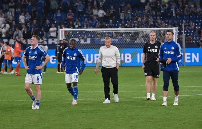 from left , Derry Murkin FC Schalke 04 , Christopher Antwi Adjei Schalke 04 , Karel Geraerts Head coach FC Schalke 04 Tim Smolders Co coach Schalke 04 Goalkeeper Michael Langer FC Schalke 04 after the defeat 20 09 2024, Soccer 2 Bundesliga, Matchday 6, Season 2024 2025 FC Schalke 04 SV Darmstadt 98 3 5 Gelsenkirchen Veltins Arena Nordrhein Westfalen Germany Team2