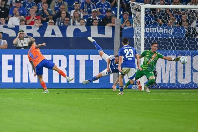 20 09 2024, Football, 2 Bundesliga, Matchday 29 Season 2024 2025, FC Schalke 04 SV Darmstadt, Goal chance Luca Marseiler SV Darmstadt 98 shoots on goal TomaÅ¡ Kalas FC Schalke 04 , Goalkeeper Justin Heekeren FC Schalke 04 Gelsenkirchen Veltins Arena Nordrhein Westfalen Germany xRHR PHOTO TKx Copyright: RHR-FOTOx RHR-FOTO TK