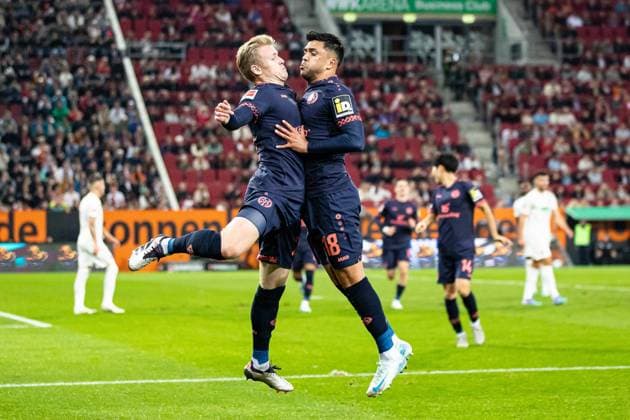Sport Themen der Woche KW38 Sport Bilder des Tages Tor fuer den FSV Mainz 0:2 durch Jonathan Burkhardt (1.FSV Mainz 05 29), Torjubel im Team. Jonathan Burkhardt (1.FSV Mainz 05 29) und Nadiem Amiri (1.FSV Mainz 05 18) springen einander hoch vor Freude GER, FC Augsburg vs. 1.FSV Mainz 05, 1.Bundesliga Fussball, 4.Spieltag, 20.09.2024, Saison 2024 2025 DFB DFL REGULATIONS PROHIBIT ANY USE OF PHOTOGRAPHS AS IMAGE SEQUENCES AND OR QUASI-VIDEO GER, FC Augsburg vs. 1.FSV Mainz 05, 1.Bundesliga Fussball, 4.Spieltag, 20.09.2024, Saison 2024 25 Augsburg *** Goal for FSV Mainz 0 2 by Jonathan Burkhardt 1 FSV Mainz 05 29 , Team celebration Jonathan Burkhardt 1 FSV Mainz 05 29 and Nadiem Amiri 1 FSV Mainz 05 18 jump for joy GER, FC Augsburg vs 1 FSV Mainz 05, 1 Bundesliga Soccer, Matchday 4, 20 09 2024, Season 2024 2025 DFB DFL REGULATIONS PROHIBIT ANY USE OF PHOTOGRAPHS AS IMAGE SEQUENCES AND OR QUASI VIDEO GER, FC Augsburg vs 1 FSV Mainz 05, 1 Bundesliga Soccer, Matchday 4, 20 09 2024, Season 2024 25 Augsburg Copyright: xEibner-Pressefoto RogerxBuerkex EP_RBE