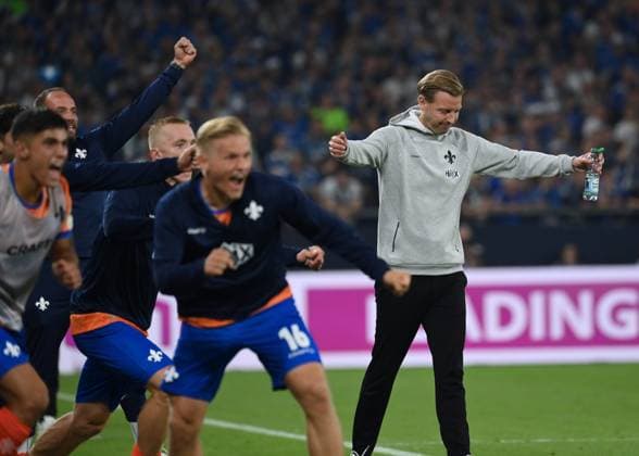 Cheering coach Florian Kohfeldt SV Darmstadt 98 , re , after the 3 5 20 09 2024, Football 2 Bundesliga, Matchday 6, Season 2024 2025 FC Schalke 04 SV Darmstadt 98 3 5 Gelsenkirchen Veltins Arena Nordrhein Westfalen Germany Team2