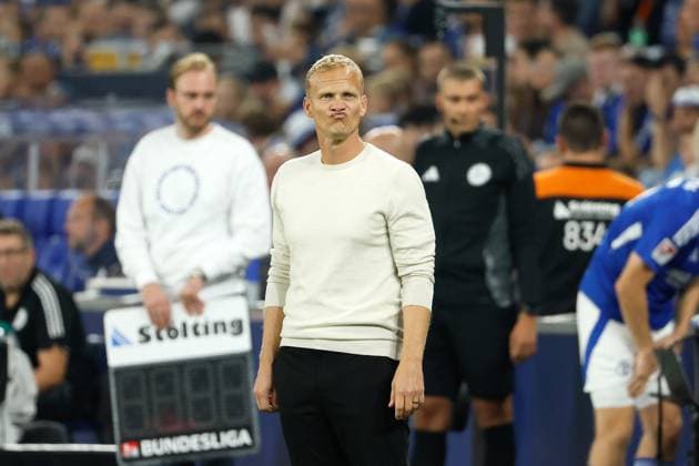 Gelsenkirchen, 20 09 24, Coach Karel Geraerts FC Schalke 04 during the 2 Bundesliga match between FC Schalke 04 and SV Darmstadt 98, DFB DFL REGULATIONS PROHIBIT ANY USE OF PHOTOGRAPHS AS IMAGE SEQUENCES AND OR QUASI VIDEO Copyright: HMBxMedia JoachimxBywaletz
