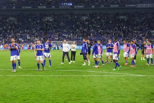 20 09 2024, Football, Season 2024 2025, 2 Bundesliga, Matchday 5, FC Schalke 04 SV Darmstadt 98, FC Schalke 04 team stands disappointed in front of the fans Gelsenkirchen Veltins Arena NRW Germany xRHR PHOTO TRx Copyright: TimxRehbein RHR-FOTOx RHR-FOTO TR