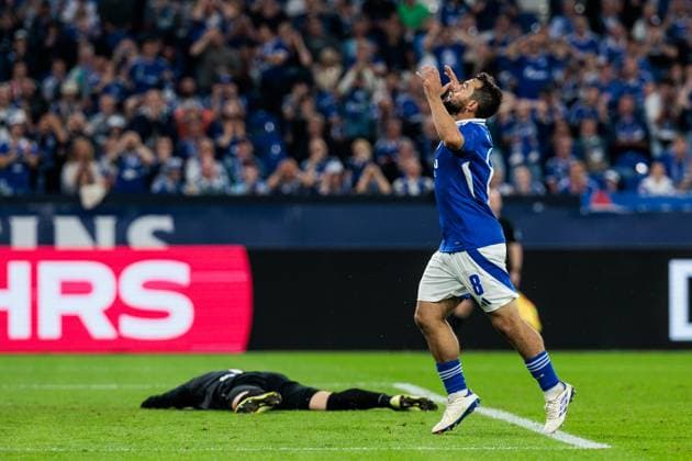2 Soccer Bundesliga FC Schalke 04 SV Darmstadt 98 20 09 2024 Amin Younes FC Schalke 04, 8 frustrated, beats his hands over his head 2 Soccer Bundesliga FC Schalke 04 SV Darmstadt 98 Gelsenkirchen, VELTINS Arena on 20 09 2024 DFL REGULATIONS PROHIBIT ANY USE OF PHOTOGRAPHS AS IMAGE SEQUENCES AND OR QUASI VIDEO Copyright: xBEAUTIFULxSPORTS Wunderlx