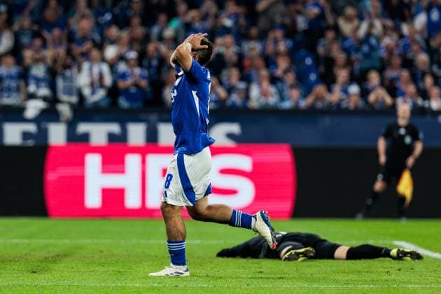 2 Soccer Bundesliga FC Schalke 04 SV Darmstadt 98 20 09 2024 Amin Younes FC Schalke 04, 8 frustrated, beats his hands over his head 2 Soccer Bundesliga FC Schalke 04 SV Darmstadt 98 Gelsenkirchen, VELTINS Arena on 20 09 2024 DFL REGULATIONS PROHIBIT ANY USE OF PHOTOGRAPHS AS IMAGE SEQUENCES AND OR QUASI VIDEO Copyright: xBEAUTIFULxSPORTS Wunderlx