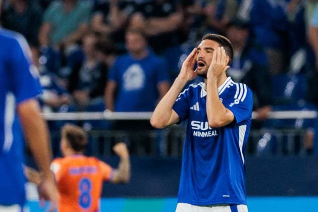 2 Soccer Bundesliga FC Schalke 04 SV Darmstadt 98 20 09 2024 Marcin Kaminski FC Schalke 04, 35 beats his hands over his head in frustration 2 Soccer Bundesliga FC Schalke 04 SV Darmstadt 98 Gelsenkirchen, VELTINS Arena am 20 09 2024 DFL REGULATIONS PROHIBIT ANY USE OF PHOTOGRAPHS AS IMAGE SEQUENCES AND OR QUASI VIDEO Copyright: xBEAUTIFULxSPORTS Wunderlx