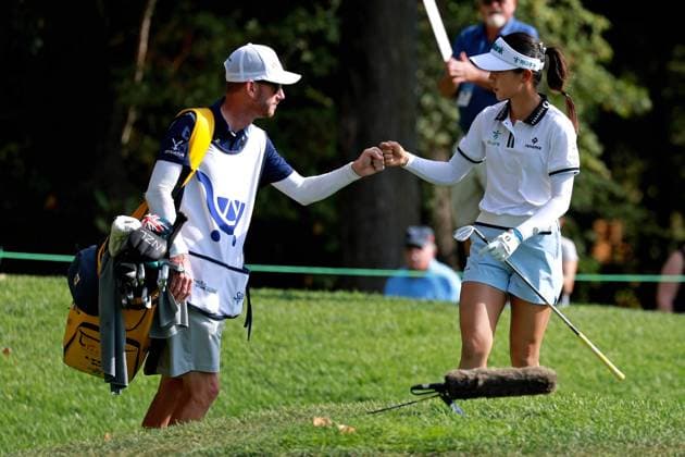 CINCINNATI, OH - SEPTEMBER 20: LPGA, Golf Damen golfer Lyida Ko high fives her caddie after chipping in for an eagle on the 8th hole during the second round of the Kroger Queen City Championship presented by P&G on September 20, 2024, at TPC River™s Bend in Cincinnati, Ohio. (Photo by Brian Spurlock Icon Sportswire) GOLF: SEP 20 LPGA Kroger Queen City Championship pres by P&G EDITORIAL USE ONLY Icon24092015