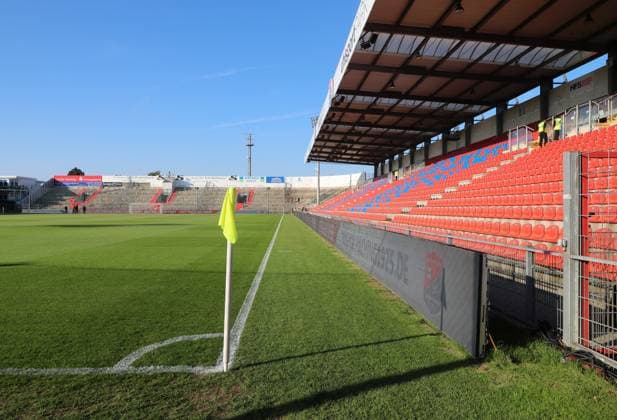 Unterhaching, Germany 20 September 2024 Football, Men, 3 Liga, Season 2024 2025, SpVgg Unterhaching FC Erzgebirge Aue, Uhlsportpark Here an empty Uhlsportpark, Sportpark in Unterhaching, Gegengerade, Eckfahne, Stadion, Tribüne DFB regulations prohibit any use of photographs as image sequences and or quasi video