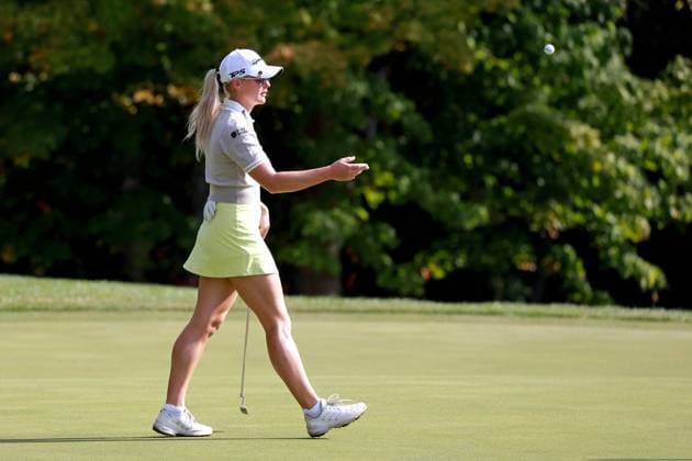 CINCINNATI, OH - SEPTEMBER 20: LPGA, Golf Damen golfer Charley Hull tosses the ball to her caddy on the 8th hole during the second round of the Kroger Queen City Championship presented by P&G on September 20, 2024, at TPC River™s Bend in Cincinnati, Ohio. (Photo by Brian Spurlock Icon Sportswire) GOLF: SEP 20 LPGA Kroger Queen City Championship pres by P&G EDITORIAL USE ONLY Icon24092040
