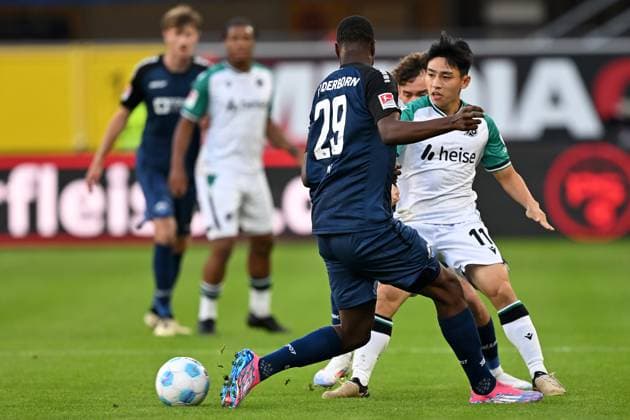 Paderborn, Home Deluxe Arena, 20 09 24, GER, Herren, 2 Bundesliga, Saison 2024 2025, SC Paderborn 07 Hannover 96 Bild v li im Zweikampf Ilyas ANSAH Paderborn und Hyun Ju LEE Hannover Only for editorial use DFL regulations prohibit any use of photographs as image sequences and or quasi video NRW Deutschland