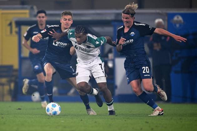 Paderborn, Home Deluxe Arena, 20 09 24, GER, Herren, 2 Bundesliga, Saison 2024 2025, SC Paderborn 07 Hannover 96 Bild v li im Zweikampf Filip BILBIJA Paderborn , Jessic NGANKAM Hannover und Felix GOETZE Paderborn Only for editorial use DFL regulations prohibit any use of photographs as image sequences and or quasi video NRW Deutschland