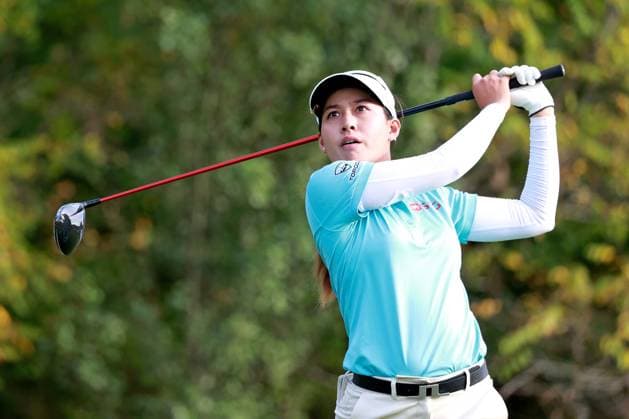 CINCINNATI, OH - SEPTEMBER 20: LPGA, Golf Damen golfer Jeeno Thitikul plays her tee shot on the 8th hole during the second round of the Kroger Queen City Championship presented by P&G on September 20, 2024, at TPC River™s Bend in Cincinnati, Ohio. (Photo by Brian Spurlock Icon Sportswire) GOLF: SEP 20 LPGA Kroger Queen City Championship pres by P&G EDITORIAL USE ONLY Icon24092056