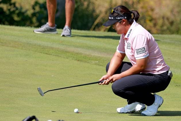 CINCINNATI, OH - SEPTEMBER 20: LPGA, Golf Damen golfer Haeran Ryu putts on the 18th hole during the second round of the Kroger Queen City Championship presented by P&G on September 20, 2024, at TPC River™s Bend in Cincinnati, Ohio. (Photo by Brian Spurlock Icon Sportswire) GOLF: SEP 20 LPGA Kroger Queen City Championship pres by P&G EDITORIAL USE ONLY Icon24092066