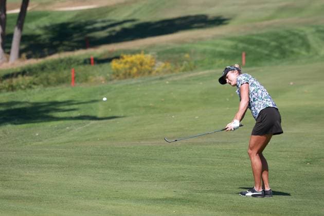 CINCINNATI, OH - SEPTEMBER 20: LPGA, Golf Damen golfer Lexi Thompson chips on the 18th hole during the making a second round of the Kroger Queen City Championship presented by P&G on September 20, 2024, at TPC River™s Bend in Cincinnati, Ohio. (Photo by Brian Spurlock Icon Sportswire) GOLF: SEP 20 LPGA Kroger Queen City Championship pres by P&G EDITORIAL USE ONLY Icon24092087