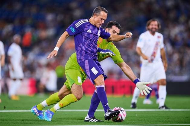 RECORD DATE NOT STATED Leyendas Internacionales vs Leyendas de Mexico Luis Hernandez (L) of Mexico Legends fights for the ball with Gianluigi Buffon (R) of FIFA Legends during match Legends between International FIFA Legends and Mexico Legends 2024, at BBVA Bancomer Stadium on September 20, 2024 in Monterrey, Nuevo Leon, Mexico. MONTERREY NUEVO LEON MEXICO  Copyright: xJONATHANxDUENASx 20240920221736_LEGENDS_FIFA_MEX_HERNANDEZ43