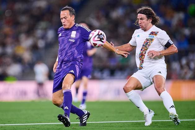 RECORD DATE NOT STATED Leyendas Internacionales vs Leyendas de Mexico Luis Hernandez (L) of Mexico Legends fights for the ball with Dwayne De Rosario (R) FIFA Legends during match Legends between International FIFA Legends and Mexico Legends 2024, at BBVA Bancomer Stadium on September 20, 2024 in Monterrey, Nuevo Leon, Mexico. MONTERREY NUEVO LEON MEXICO  Copyright: xJONATHANxDUENASx 20240920222646_LEGENDS_FIFA_MEX_HERNANDEZ52