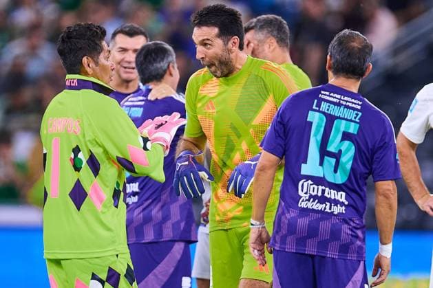 Sport Bilder des Tages RECORD DATE NOT STATED Leyendas Internacionales vs Leyendas de Mexico Jorge Campos (L) of Mexico Legends and Gianluigi Buffon (R) of FIFA Legends during match Legends between International FIFA Legends and Mexico Legends 2024, at BBVA Bancomer Stadium on September 20, 2024 in Monterrey, Nuevo Leon, Mexico. MONTERREY NUEVO LEON MEXICO  Copyright: xJONATHANxDUENASx 20240920224956_LEGENDS_FIFA_MEX_BUFFON86