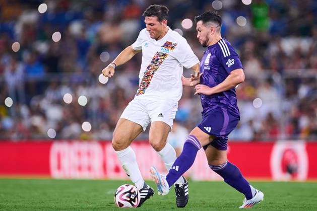 RECORD DATE NOT STATED Leyendas Internacionales vs Leyendas de Mexico Javier Zanetti (L) of FIFA Legends fights for the ball with Jorge Torres Nilo (R) of Mexico Legends during match Legends between International FIFA Legends and Mexico Legends 2024, at BBVA Bancomer Stadium on September 20, 2024 in Monterrey, Nuevo Leon, Mexico. MONTERREY NUEVO LEON MEXICO  Copyright: xJONATHANxDUENASx 20240920231837_LEGENDS_FIFA_MEX_ZANETTI102