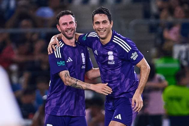RECORD DATE NOT STATED Leyendas Internacionales vs Leyendas de Mexico Miguel Layun celebrates his goal with Aldo de Nigris of Mexico Legends during match Legends between International FIFA Legends and Mexico Legends 2024, at BBVA Bancomer Stadium on September 20, 2024 in Monterrey, Nuevo Leon, Mexico. MONTERREY NUEVO LEON MEXICO  Copyright: xJONATHANxDUENASx 20240920232718_LEGENDS_FIFA_MEX_LAYUN123