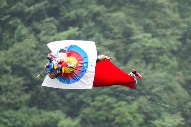 Bilder des Jahres 2024, Sport 09 September Sport Themen der Woche KW38 (240921) -- BEIJING, Sept. 21, 2024 -- Zhang Shupeng of China competes during the flying through targets competition at the 10th World Wingsuit League (WWL) Wingsuit Flying World Championship, WM, Weltmeisterschaft at the Tianmen Mountain National Forest Park in Zhangjiajie, central China s Hunan Province, on Sept. 19, 2024. ) XINHUA PHOTOS OF THE DAY ChenxSihan 