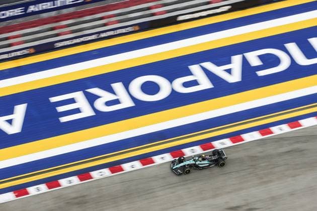 44 HAMILTON Lewis (gbr), Mercedes AMG F1 Team W15, action during the Formula 1 Singapore Grand Prix 2024, 18th round of the 2024 Formula One World Championship, WM, Weltmeisterschaft from September 20 to 22, 2024 on the Marina Bay Circuit, in Singapore, Singapore - F1 - SINGAPORE GRAND PRIX 2024 DPPI Panoramic  240921_R18_SINGAPORE_DP_XB3_0248