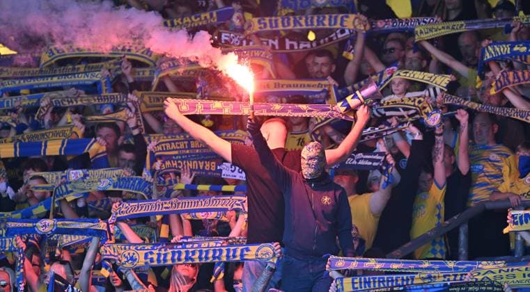 21 09 2024 Soccer Season 2024 2025 2 Soccer Bundesliga 06 Matchday BTSV Eintracht Braunschweig SpVgg Greuther Fürth Kleeblatt Sportfoto Zink xwoxzix DFL regulations prohibit any use of photographs as image sequences and or quasi video only for editorial use Fans Fanblock BTSV Pyro Pyrotechnics Bengalos Bengalfackel Smoke