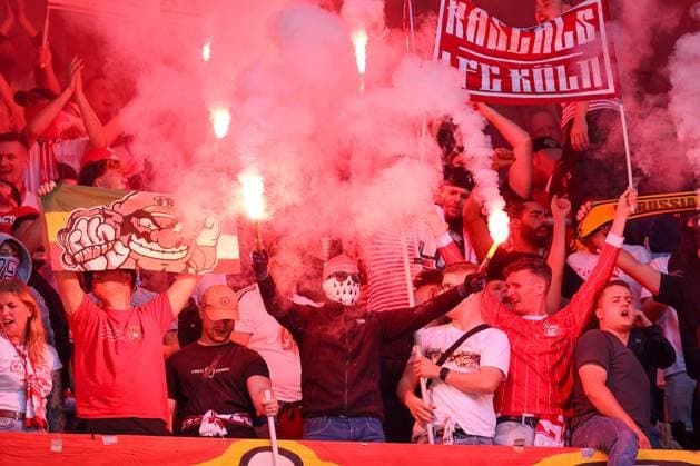 21 09 2024, 2 Fußball Bundesliga, Fortuna Düsseldorf 1 FC Köln, Merkur Spiel Arena, Saison 2024 2025 Choreografie Choreo vor dem Spiel Ultras der Kölner Mannschaft zünden Bengalisches Feuer Bengalos Feuerwerkskörper Rauchtöpfe DFB regulations prohibit any use of photographs as image sequences and or quasi video Nordrhein Westfalen Germany