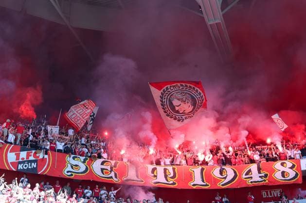 21 09 2024, 2 Fußball Bundesliga, Fortuna Düsseldorf 1 FC Köln, Merkur Spiel Arena, Saison 2024 2025 Choreografie Choreo vor dem Spiel Ultras der Kölner Mannschaft zünden Bengalisches Feuer Bengalos Feuerwerkskörper Rauchtöpfe DFB regulations prohibit any use of photographs as image sequences and or quasi video Nordrhein Westfalen Germany