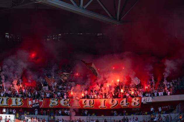 Soccer 2 Bundesliga 6 Matchday Fortuna Düsseldorf 1 FC Köln on 21 09 2024 at Merkur Spiel Arena in Düsseldorf Fans ignite Bengalos Pyrotechnics Pyro flares Smoke bombs in the fan block of Düsseldorf DFB regulations prohibit any use of photographs as image sequences and or quasi video xJRx