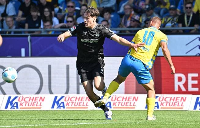 21 09 2024 Soccer Season 2024 2025 2 Soccer Bundesliga 06 Matchday BTSV Eintracht Braunschweig SpVgg Greuther Fürth Kleeblatt Sportfoto Zink xwoxzix DFL regulations prohibit any use of photographs as image sequences and or quasi video only for editorial use Reno Münz Muenz 5, SpVgg Greuther Fürth Niklas Tauer 8, Eintracht Braunschweig BTSV EBS
