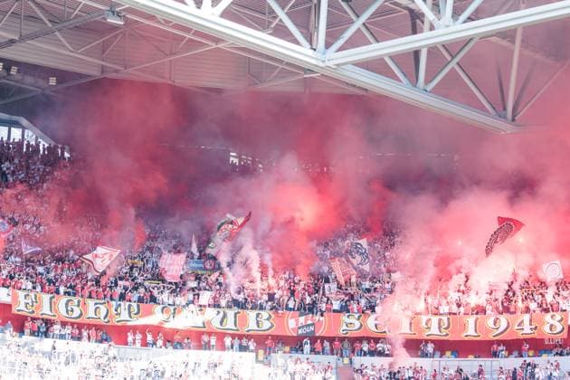 2 Soccer Bundesliga Fortuna Duesseldorf 1895 1 FC Köln 21 09 2024 Bengalos and smoke flares are burning in the visiting curve of the fans of 1 FC Köln 2 Soccer Bundesliga, Fortuna Duesseldorf 1895 1 FC Köln, Düsseldorf, Merkur Spiel Arena DFL REGULATIONS PROHIBIT ANY USE OF PHOTOGRAPHS AS IMAGE SEQUENCES AND OR QUASI VIDEO Copyright: xBEAUTIFULxSPORTS Wunderlx