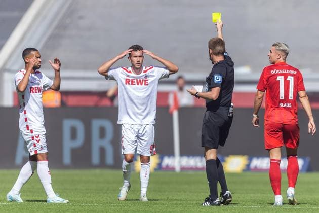 Soccer 2 Bundesliga 6 Matchday Fortuna Düsseldorf 1 FC Köln on 21 09 2024 at Merkur Spiel Arena in Düsseldorf Referee Christian Dingert Lebecksmühle shows Luca Waldschmidt Köln the yellow card DFB regulations prohibit any use of photographs as image sequences and or quasi video xJRx
