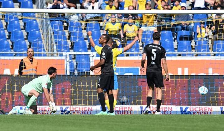 21 09 2024 Soccer Season 2024 2025 2 Soccer Bundesliga 06 Matchday BTSV Eintracht Braunschweig SpVgg Greuther Fürth Kleeblatt Sportfoto Zink xwoxzix DFL regulations prohibit any use of photographs as image sequences and or quasi video only for editorial use Nahuel Noll 44, SpVgg Greuther Fürth must concede goal to 1 0 by Rayan Philippe 9, Eintracht Braunschweig BTSV EBS