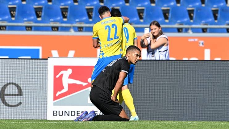 21 09 2024 Soccer Season 2024 2025 2 Soccer Bundesliga 06 Matchday BTSV Eintracht Braunschweig SpVgg Greuther Fürth Kleeblatt Sportfoto Zink xwoxzix DFL regulations prohibit any use of photographs as image sequences and or quasi video only for editorial use Maximilian Solomon Dietz 33, SpVgg Greuther Fürth disappointed disappointment behind goal jubilation joy after goal goal shot to 1 0 by Rayan Philippe 9, Eintracht Braunschweig BTSV EBS