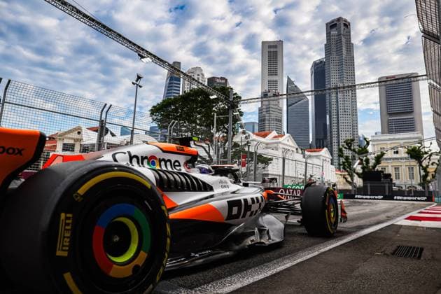 04 NORRIS Lando (gbr), McLaren F1 Team MCL38, action during the Formula 1 Singapore Grand Prix 2024, 18th round of the 2024 Formula One World Championship, WM, Weltmeisterschaft from September 20 to 22, 2024 on the Marina Bay Circuit, in Singapore, Singapore - F1 - SINGAPORE GRAND PRIX 2024 DPPI Panoramic  240921_R18_SINGAPORE_DP_AV3_1331