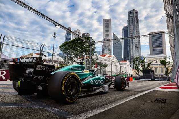 14 ALONSO Fernando (spa), Aston Martin F1 Team AMR24, action during the Formula 1 Singapore Grand Prix 2024, 18th round of the 2024 Formula One World Championship, WM, Weltmeisterschaft from September 20 to 22, 2024 on the Marina Bay Circuit, in Singapore, Singapore - F1 - SINGAPORE GRAND PRIX 2024 DPPI Panoramic  240921_R18_SINGAPORE_DP_AV3_1364
