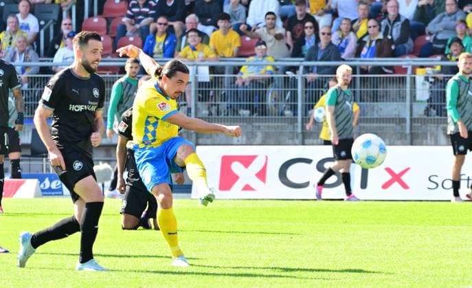 21 09 2024 Soccer Season 2024 2025 2 Soccer Bundesliga 06 Matchday BTSV Eintracht Braunschweig SpVgg Greuther Fürth Kleeblatt Sportfoto Zink MeZi xmexzix DFL regulations prohibit any use of photographs as image sequences and or quasi video only for editorial use Rayan Philippe 9, Eintracht Braunschweig BTSV EBS erzielt Treffer Tor Torschuß zum 1 0 gegen Niko Gießelmann Giesselmann 17, SpVgg Greuther Fürth