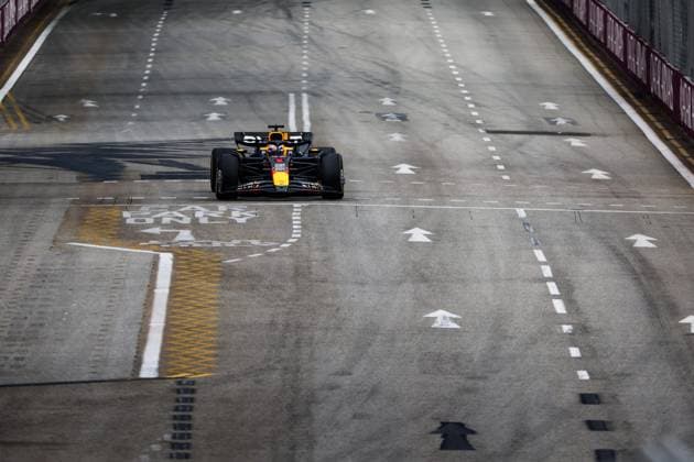 01 VERSTAPPEN Max (nld), Red Bull Racing RB20, action during the Formula 1 Singapore Grand Prix 2024, 18th round of the 2024 Formula One World Championship, WM, Weltmeisterschaft from September 20 to 22, 2024 on the Marina Bay Circuit, in Singapore, Singapore - F1 - SINGAPORE GRAND PRIX 2024 DPPI Panoramic  240921_R18_SINGAPORE_DP_AV3_1627