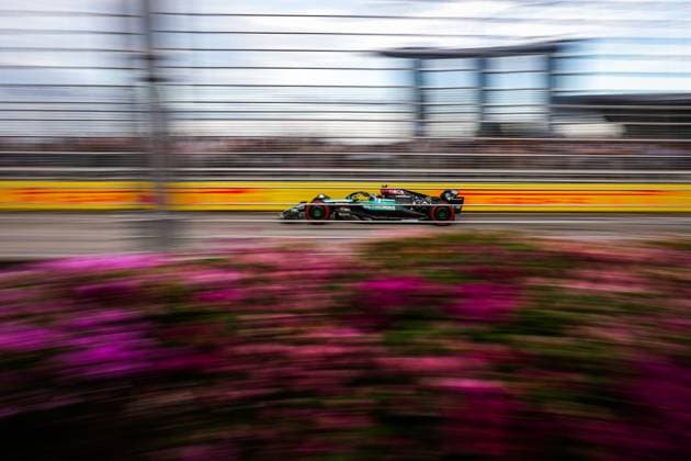 44 HAMILTON Lewis (gbr), Mercedes AMG F1 Team W15, action during the Formula 1 Singapore Grand Prix 2024, 18th round of the 2024 Formula One World Championship, WM, Weltmeisterschaft from September 20 to 22, 2024 on the Marina Bay Circuit, in Singapore, Singapore - F1 - SINGAPORE GRAND PRIX 2024 DPPI Panoramic  240921_R18_SINGAPORE_DP_AV6_4677