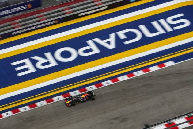 01 VERSTAPPEN Max (nld), Red Bull Racing RB20, action aerial viewpoint during the Formula 1 Singapore Grand Prix 2024, 18th round of the 2024 Formula One World Championship, WM, Weltmeisterschaft from September 20 to 22, 2024 on the Marina Bay Circuit, in Singapore, Singapore - F1 - SINGAPORE GRAND PRIX 2024 DPPI Panoramic  240921_R18_SINGAPORE_DP_XB3_0253
